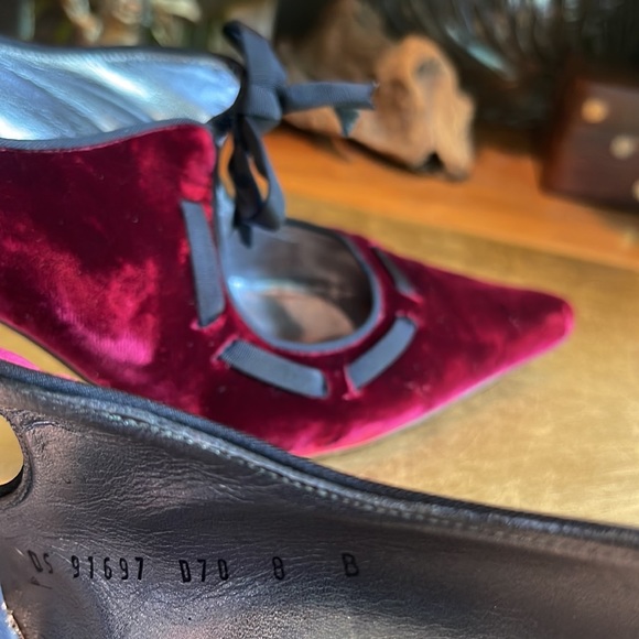 RARE! Salvatore Ferragamo Lace-Up Crushed Velvet Pumps - Picture 12 of 16